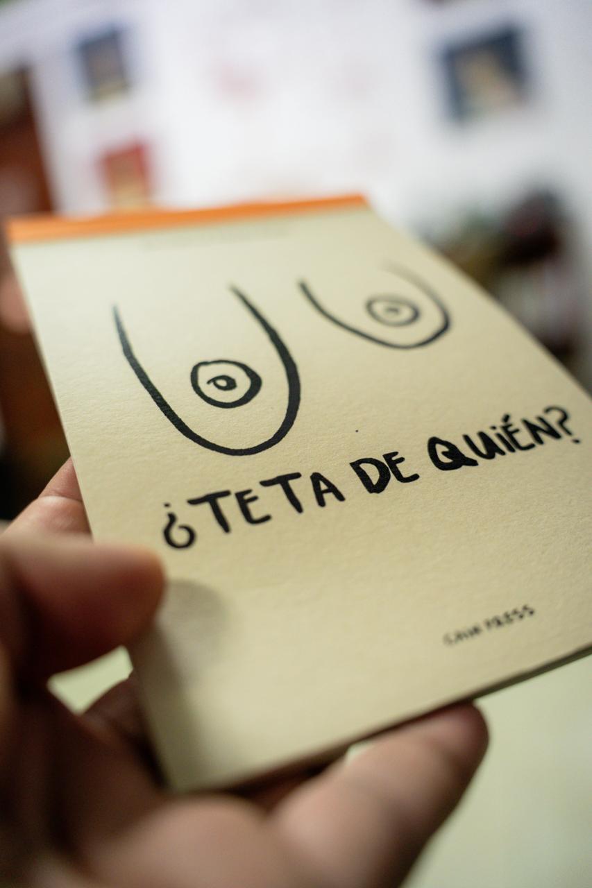 Fanzine ¿Teta de quién? en la mano